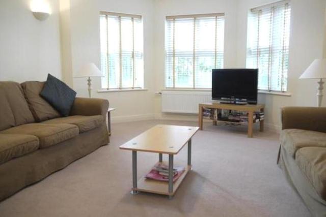  Image of 2 Bedroom Flat  To Rent at Heacham Avenue, Ickenham UB10