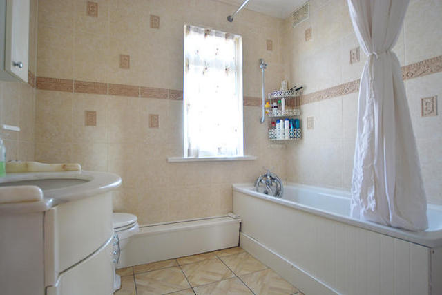  Image of 3 Bedroom   For Sale at Cherrydown Avenue, London, Chingford E4
