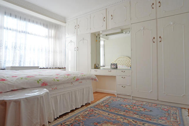  Image of 3 Bedroom   For Sale at Cherrydown Avenue, London, Chingford E4