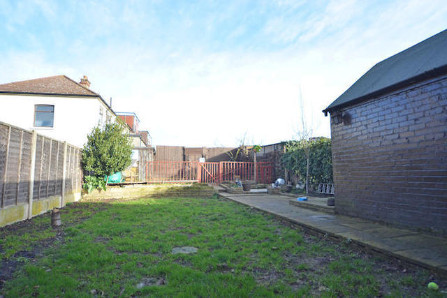  Image of 3 Bedroom   For Sale at Cherrydown Avenue, London, Chingford E4
