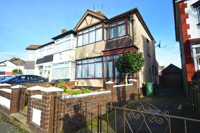  Image of 3 Bedroom   For Sale at Cherrydown Avenue, London, Chingford E4