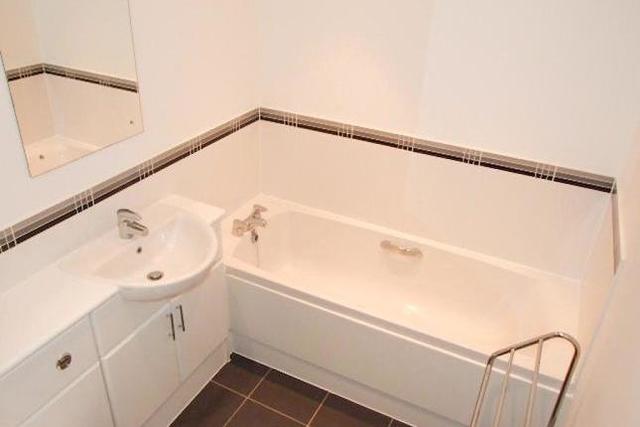  Image of 2 Bedroom Flat  To Rent at Wooldridge Close, Feltham TW14
