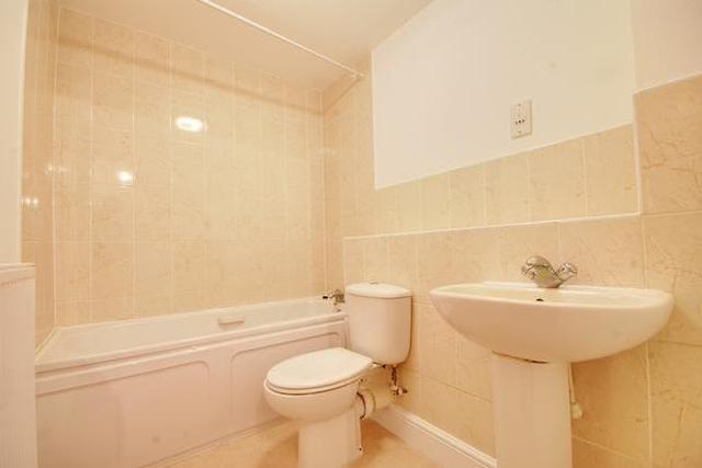  Image of 2 Bedroom Flat  To Rent at Redwood Grove, Ealing W5