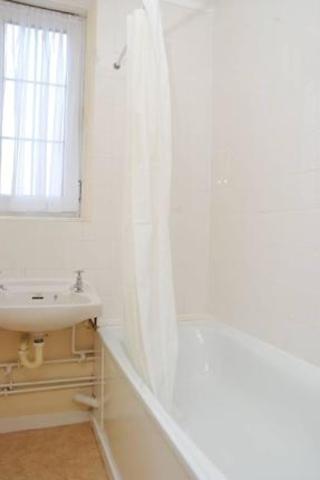  Image of 3 Bedroom Flat  To Rent at Greatfield House, Peckwater Street, London NW5