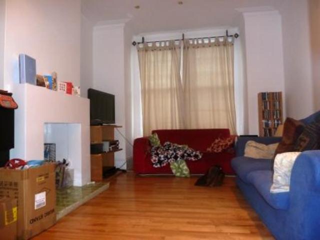 Image of 4 Bedroom Property  To Rent at Connaught Road, Ealing W13