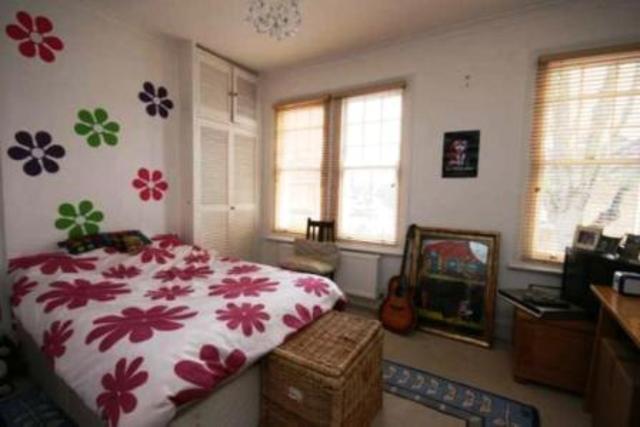  Image of 4 Bedroom Property  To Rent at Connaught Road, Ealing W13