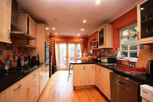  Image of 4 Bedroom Property  To Rent at Connaught Road, Ealing W13
