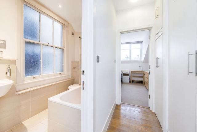  Image of 3 Bedroom Flat  To Rent at Cromwell Road, London SW5