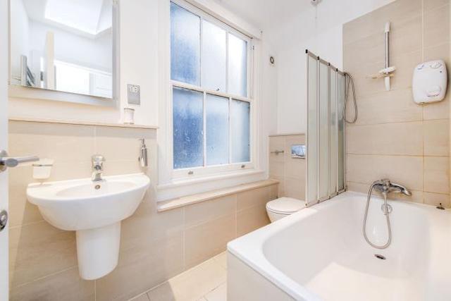  Image of 3 Bedroom Flat  To Rent at Cromwell Road, London SW5
