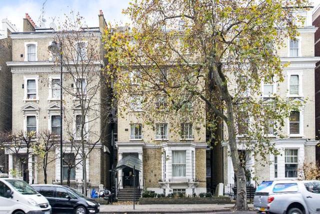  Image of 3 Bedroom Flat  To Rent at Cromwell Road, London SW5