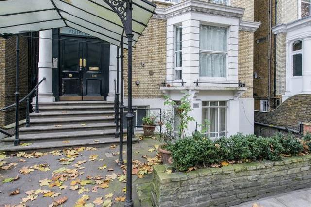  Image of 3 Bedroom Flat  To Rent at Cromwell Road, London SW5