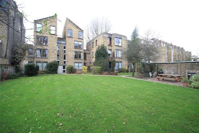  Image of 2 Bedroom Flat  To Rent at The Chase, Clapham, London SW4