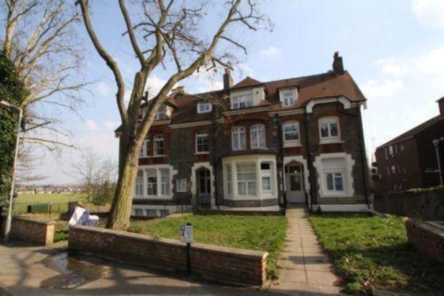  Image of 2 Bedroom Flat  To Rent at Mount View Road, London N4