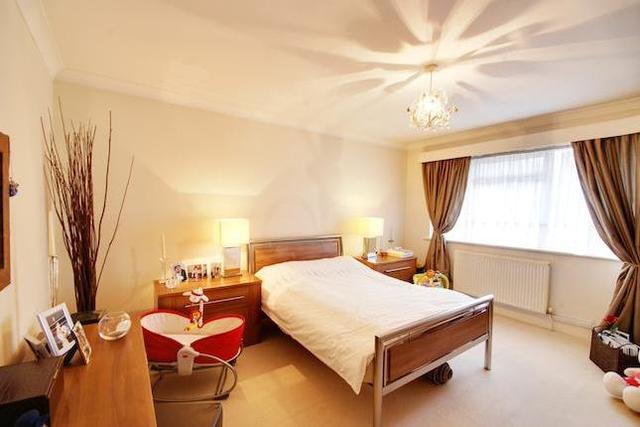  Image of 4 Bedroom Property  To Rent at Ashbourne Road, Ealing W5