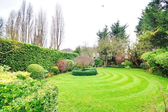  Image of 4 Bedroom Property  To Rent at Ashbourne Road, Ealing W5