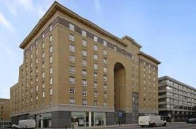  Image of 2 Bedroom Flat  To Rent at Commercial Road, London E1