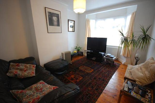  Image of 3 Bedroom Property  To Rent at Hartham Road, Isleworth TW7