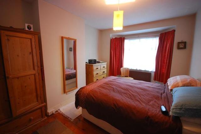  Image of 3 Bedroom Property  To Rent at Hartham Road, Isleworth TW7