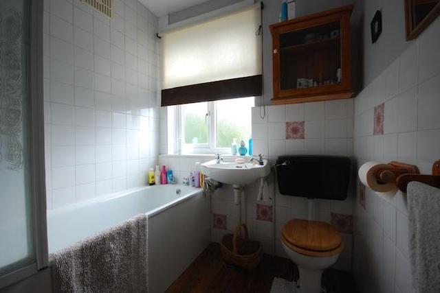  Image of 3 Bedroom Property  To Rent at Hartham Road, Isleworth TW7