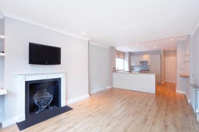  Image of 2 Bedroom Flat  To Rent at Albert Bridge Road, London SW11