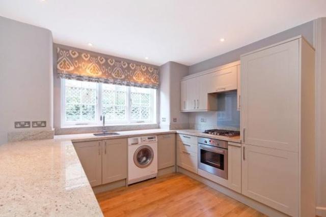  Image of 2 Bedroom Flat  To Rent at Albert Bridge Road, London SW11