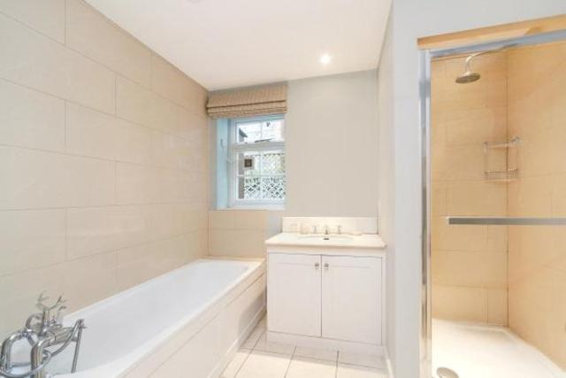  Image of 2 Bedroom Flat  To Rent at Albert Bridge Road, London SW11