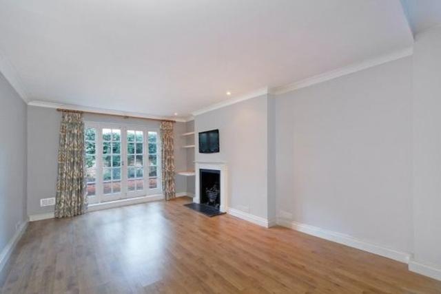  Image of 2 Bedroom Flat  To Rent at Albert Bridge Road, London SW11