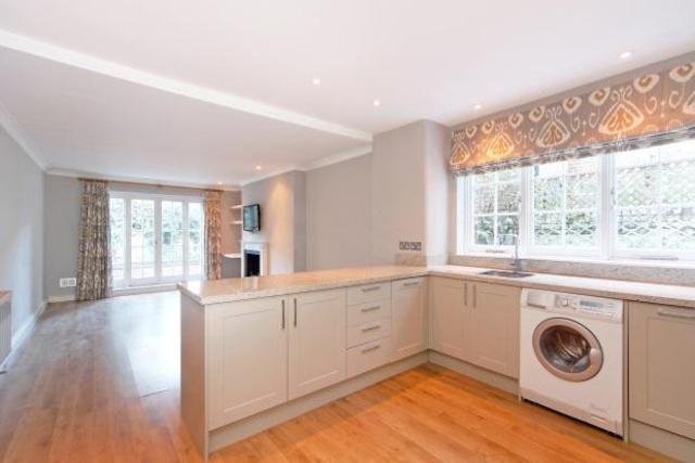 Image of 2 Bedroom Flat  To Rent at Albert Bridge Road, London SW11