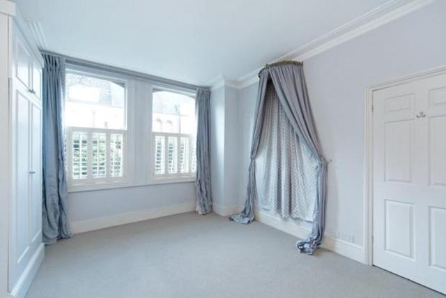  Image of 2 Bedroom Flat  To Rent at Albert Bridge Road, London SW11
