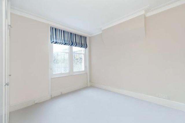  Image of 2 Bedroom Flat  To Rent at Albert Bridge Road, London SW11