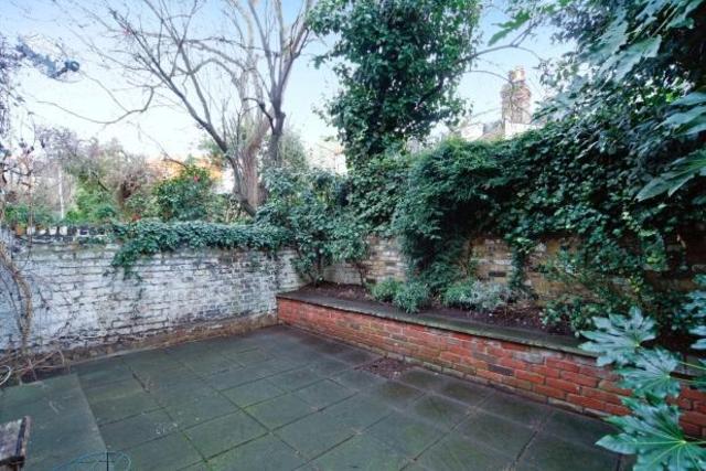  Image of 2 Bedroom Flat  To Rent at Albert Bridge Road, London SW11