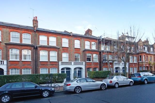  Image of 2 Bedroom Flat  To Rent at Albert Bridge Road, London SW11