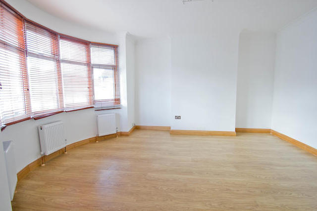  Image of 2 Bedroom Flat  To Rent at Haycroft Gardens, London, Kensal Rise NW10