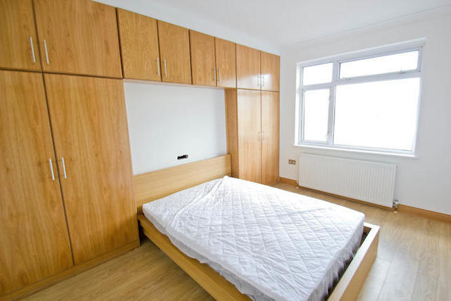  Image of 2 Bedroom Flat  To Rent at Haycroft Gardens, London, Kensal Rise NW10