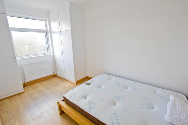  Image of 2 Bedroom Flat  To Rent at Haycroft Gardens, London, Kensal Rise NW10