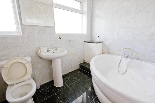  Image of 2 Bedroom Flat  To Rent at Haycroft Gardens, London, Kensal Rise NW10
