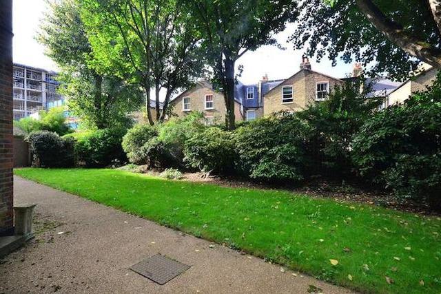  Image of 3 Bedroom Flat  To Rent at Albert Bridge Road, Battersea SW11