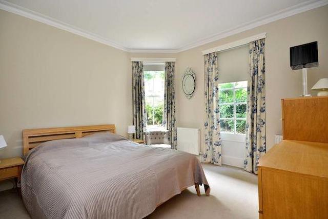  Image of 3 Bedroom Flat  To Rent at Albert Bridge Road, Battersea SW11