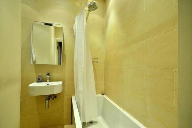  Image of 3 Bedroom Flat  To Rent at Albert Bridge Road, Battersea SW11