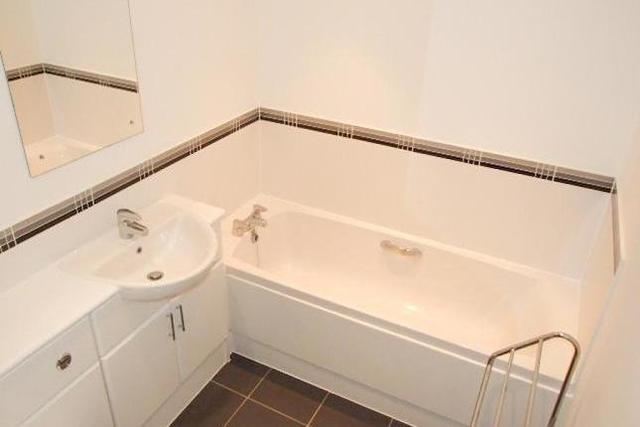  Image of 2 Bedroom Flat  To Rent at Wooldridge Close, Feltham TW14