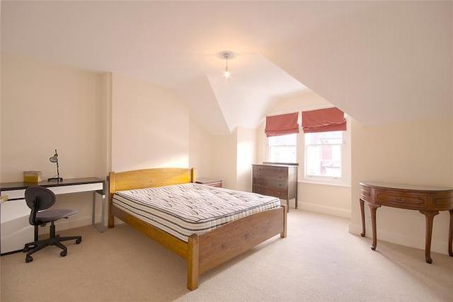  Image of 3 Bedroom Flat  To Rent at Eckstein Road, Battersea, London SW11