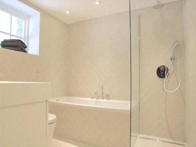  Image of 3 Bedroom Flat for sale at West Grove, London SE10