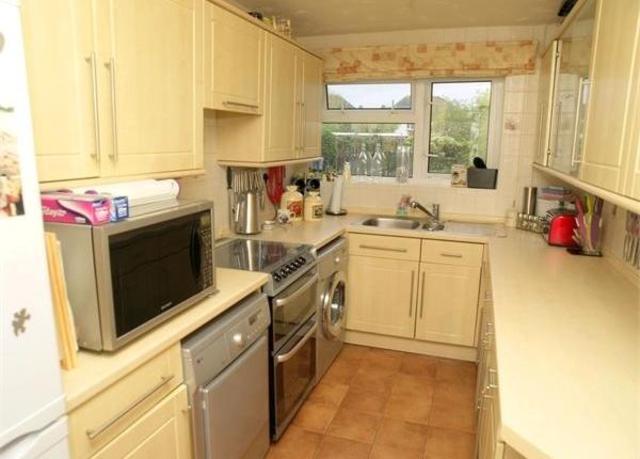  Image of 2 Bedroom Flat to rent at Cherry Way, West Ewell, Epsom KT19