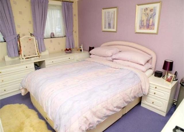  Image of 2 Bedroom Flat to rent at Cherry Way, West Ewell, Epsom KT19