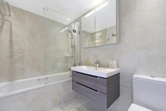  Image of 3 Bedroom Flat to rent at Marlborough Place, St John