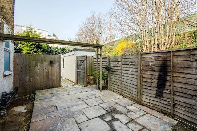  Image of 4 Bedroom Flat to rent at Merton Avenue, Chiswick, London W4