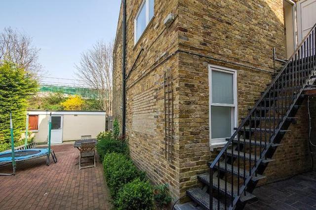  Image of 4 Bedroom Flat to rent at Merton Avenue, Chiswick, London W4