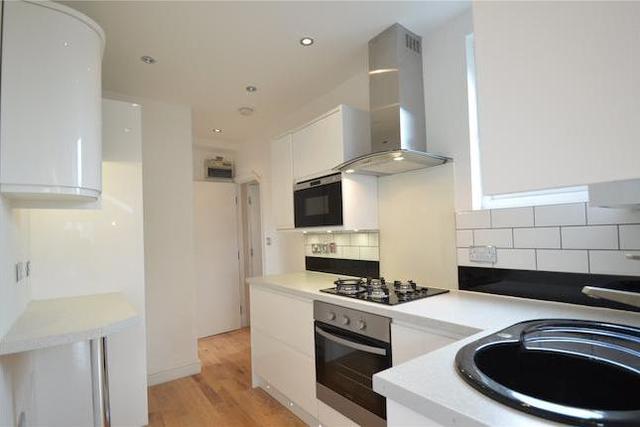  Image of 3 Bedroom Flat to rent at Windmill Road, Croydon CR0