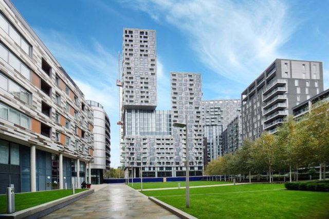  Image of 1 Bedroom Flat to rent at Lincoln Plaza, Canary Wharf, London E14