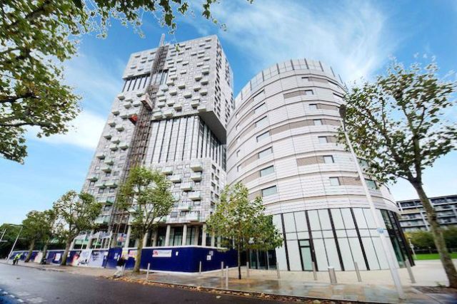  Image of 1 Bedroom Flat to rent at Lincoln Plaza, Canary Wharf, London E14